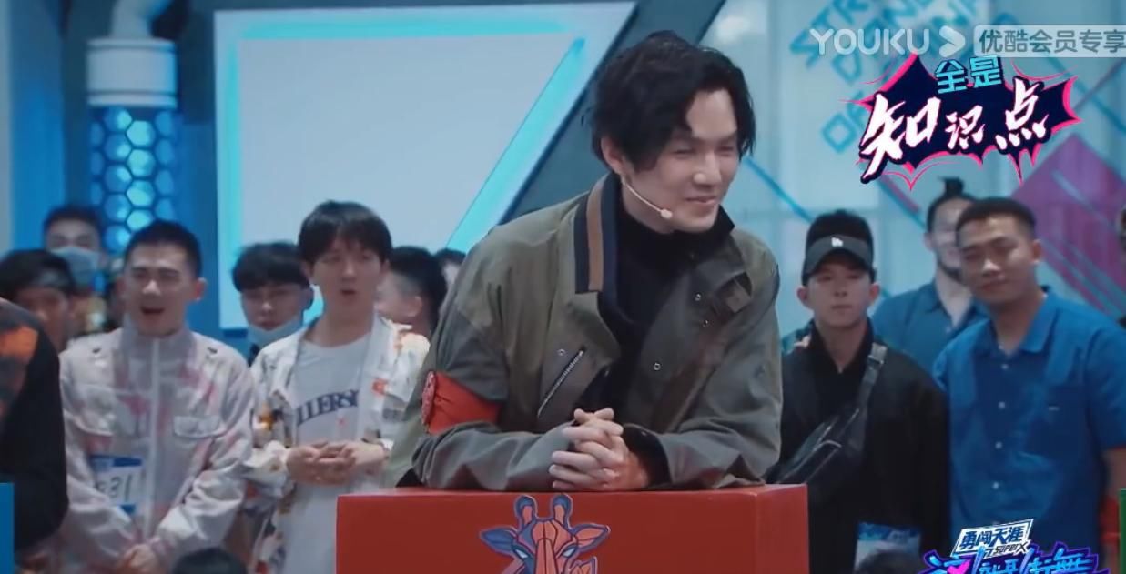  王一博|王一博：干嘛这样数呢？阅读理解满分了，张艺兴哥哥给你比个赞！