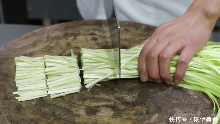  好吃|天热没胃口，大厨教你做：韭黄炒肉丝，好吃又下饭