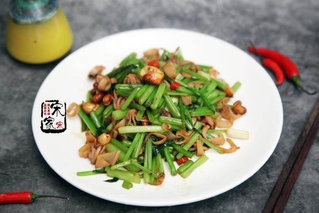  芹菜|秋天，这海鲜超肥美，45元一斤，炒芹菜太好吃了