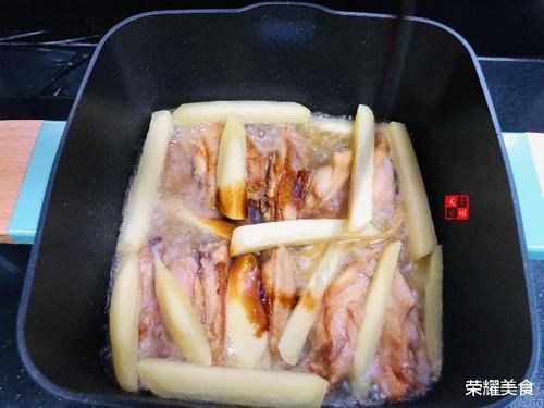  香嫩|原来鸡翅还可以这样做，小孩爱吃下饭没压力，香嫩美味和土豆最配