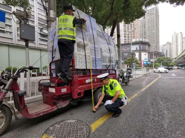  超宽|文明在行动，除患进行时｜这辆超高、超宽、超长三轮车 上路超危险！