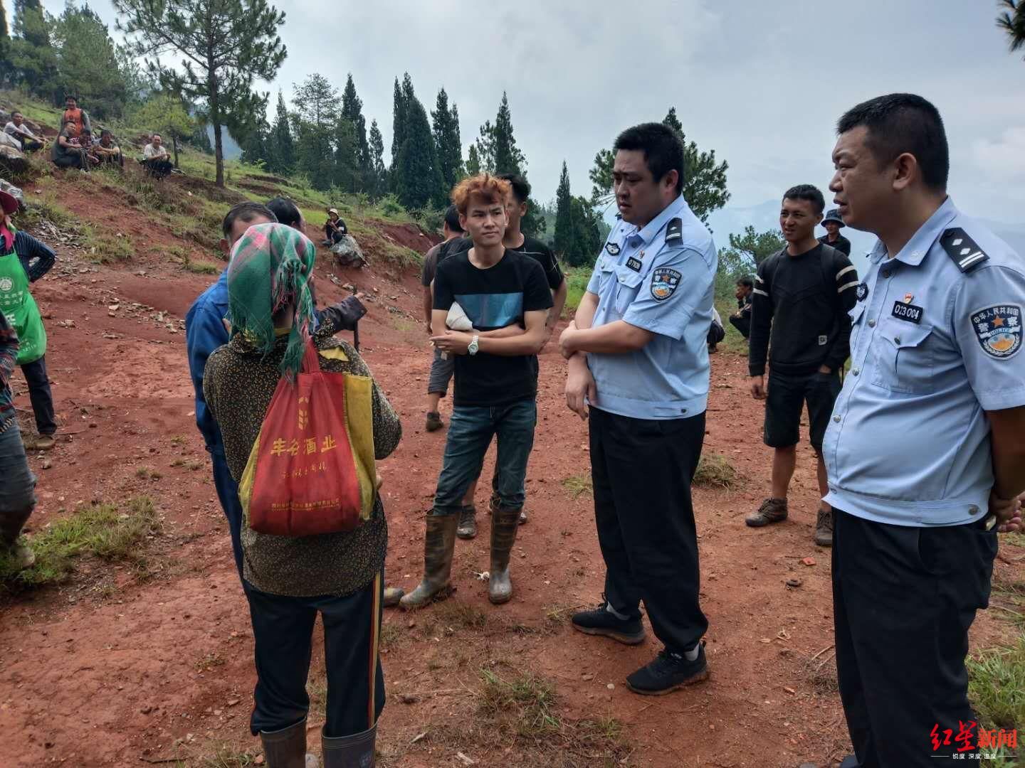 苏某|迷失深山!大妈采蘑菇一夜未归,警民50余人地毯式搜寻将她救回