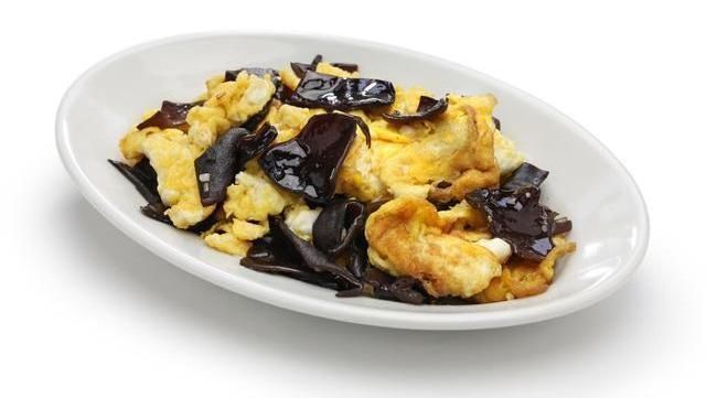 鲜嫩|炒木耳时,总是噼里啪啦响,大厨教你正确做法,鲜嫩又入味