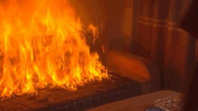  不顾|店铺凌晨突发大火，店主不顾阻拦冲进火海！接下来一幕......万幸！