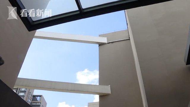  男孩|看着都腿软！两男孩百米天台玩耍 跨坐41楼横梁