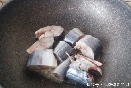 鱼肉|炖鱼时,别放酱油和醋了,大厨分享1招,鱼肉又鲜又嫩,还不腥