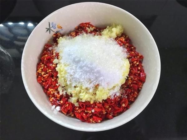  高度白酒|剁辣椒最简单的做法，配方比例告诉你，香辣无添加，放一年都不坏