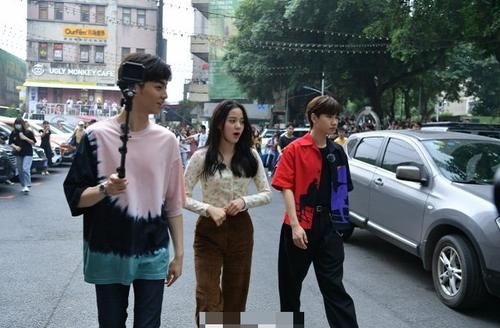 娜娜|欧阳娜娜参与新综艺录制,拍摄路透图流出,这腿是认真的吗?