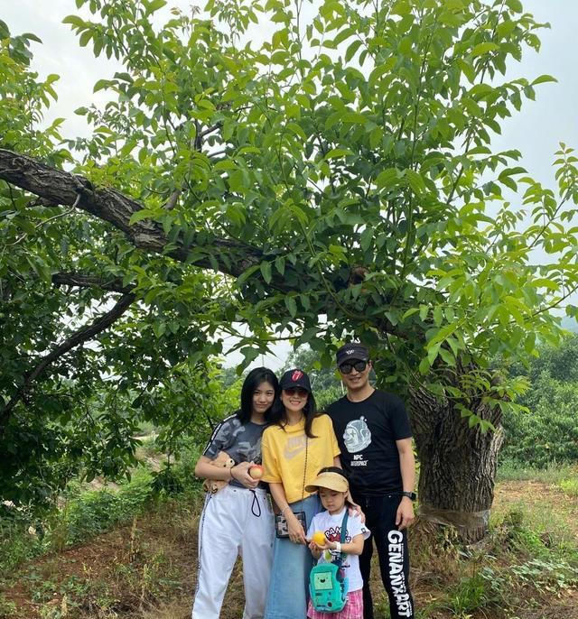 夜光|汪峰大女儿深夜坐屋顶,穿夜光裤像围了一排灯,表情凝重似有心事