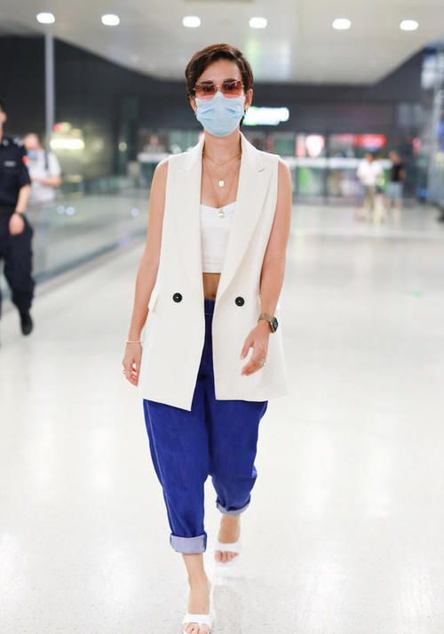 搭配|卢靖姗越看越美,穿基本款短裤参加活动,多看两眼就移不开视线