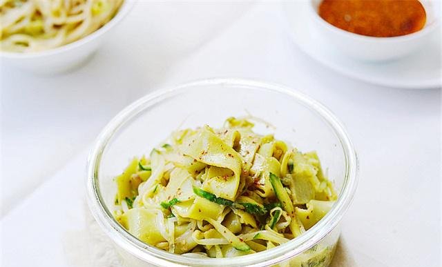  好吃|凉皮最简单的做法，不揉面不洗面，10分钟就做好，劲道好吃超开胃