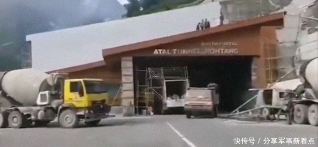 印度|印度边境山区连日降温降雪,军人苦中作乐,抱着一只黑狗又唱又跳