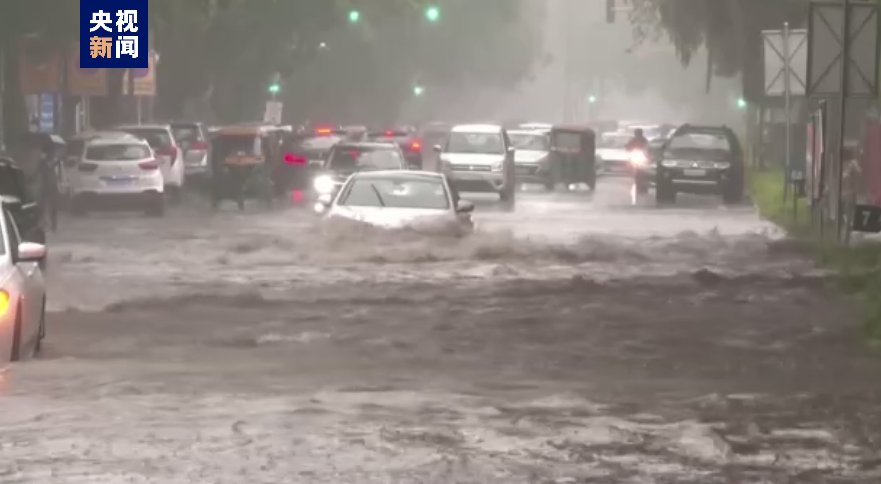 印度新德里遭遇暴雨 引发洪水致交通瘫痪