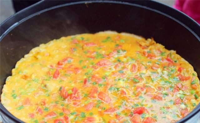  美食|两个西红柿三个鸡蛋，加入半碗面粉做成饼，一家老少吃不够！