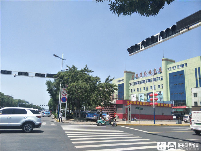  车辆|垦利信誉楼商厦南十字路口红绿灯不亮　行人车辆混行