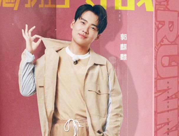  期节目|《跑男》出新海报，大家都穿运动服，唯独杨颖“公主”造型太惹眼