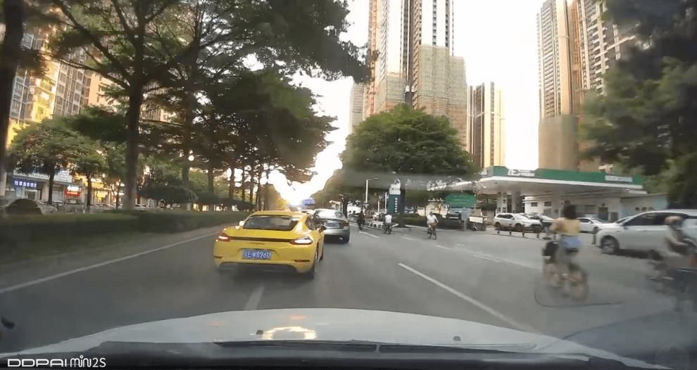  走位|粤E车街头恶意别车+蛇形走位，车主拍视频道歉！