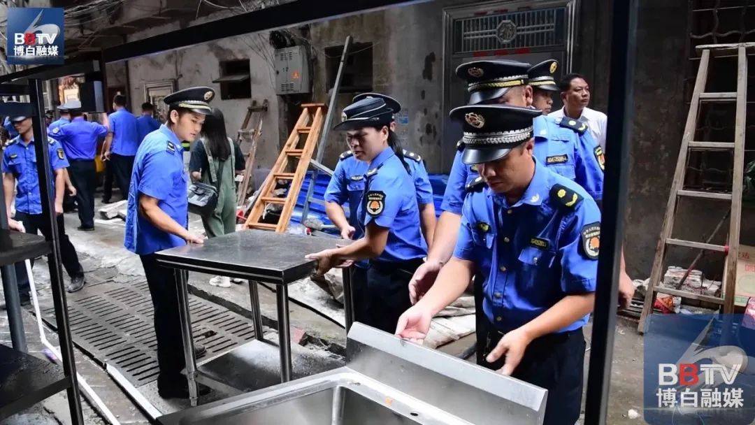 执法人员|“生命通道”千万不能堵！简易棚霸占消防通道拆！