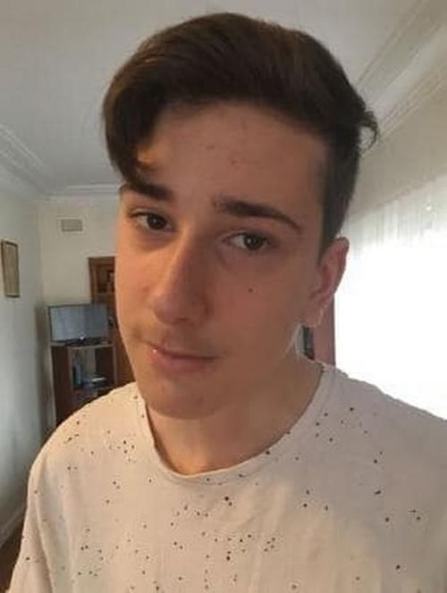 父亲|男子闯进前妻家疯狂杀人，2个孩子蜷缩在桌子下被父亲打死