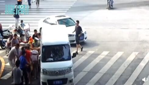  十多人|女子被卷入车下，民警一声吆喝叫来十多人，十秒抬车救人