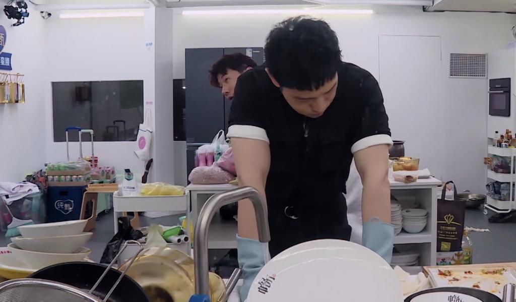  中餐厅|《中餐厅》赵丽颖槽点多？饭后先换衣服，让黄晓明送咖啡自己早休息