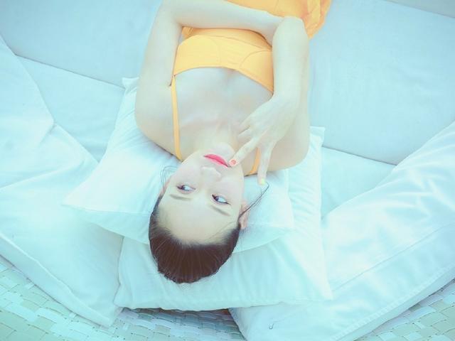  时尚|陈乔恩的一组休闲大片，夏日小清新时尚的典范