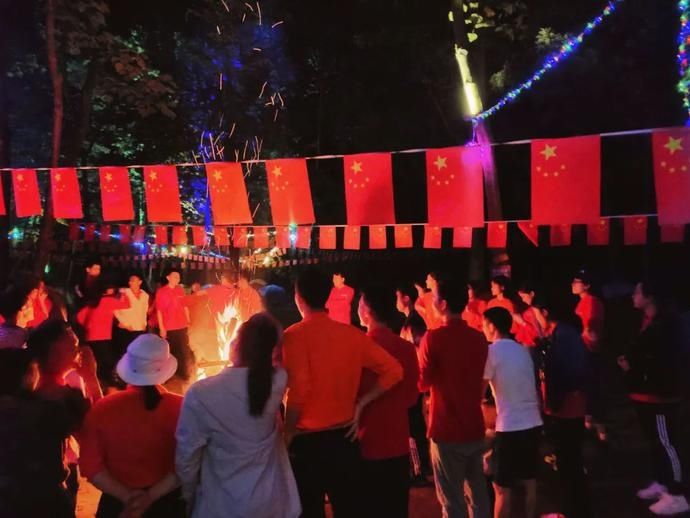  露营|小众游|泛舟露营戏水K歌……漫步夹缝岩，感受惬意悠然