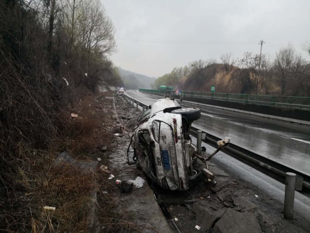 发生|高速公路发生侧翻事故致一人死亡!安全带真的很重要!|覆车之戒