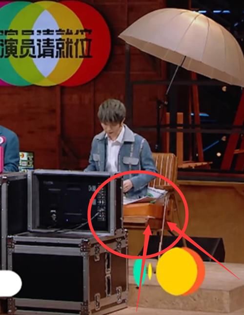 高度|郭敬明被群嘲,镜头不小心拍到坐垫高度,观众:没看错吧