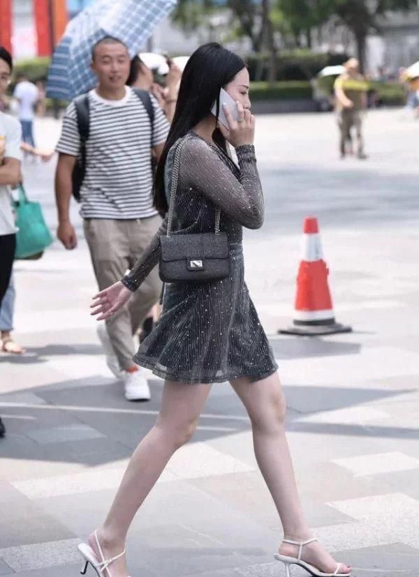  逛街|洋气的小姐姐，穿了一条洋气的裙子逛街