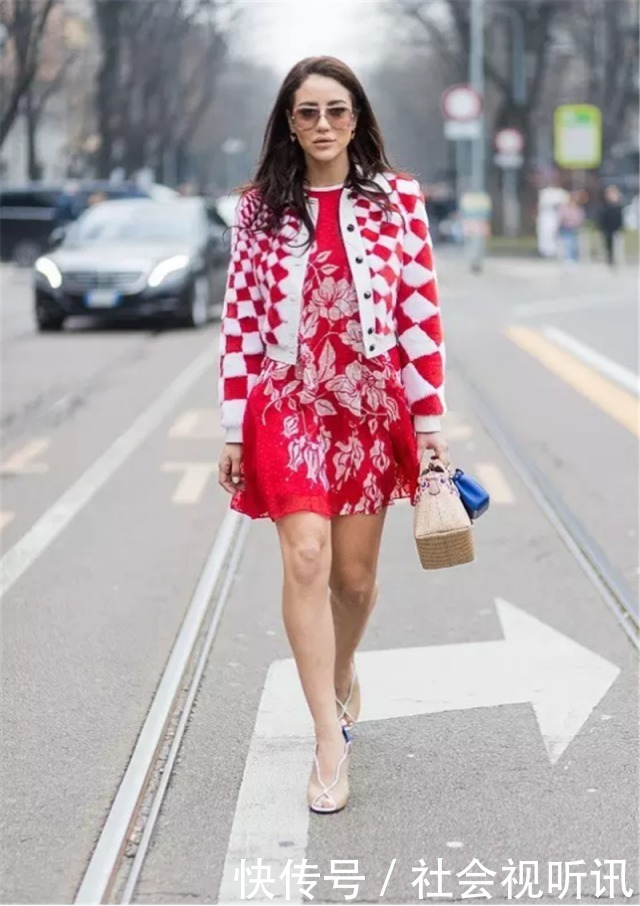 气质|四五十岁的女人不服老!夏季咬咬牙买这3款连衣裙,减龄更有气质