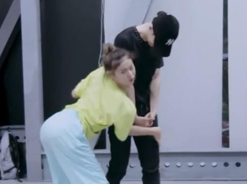  张艺兴|不敢信张艺兴居然尝试“直男挑战”，当女孩伸手后，是个男的都崩溃