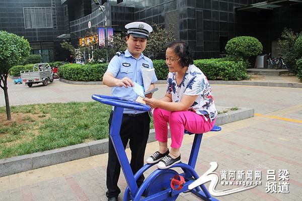  一带|柳林交警进社区宣传“一盔一带”安全守护行动