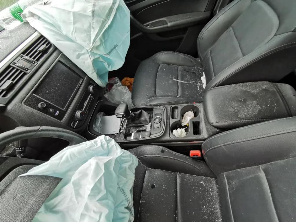  一带|惊魂！车辆被撞报废，车内人仅受轻伤，安全带立大功┃一盔一带