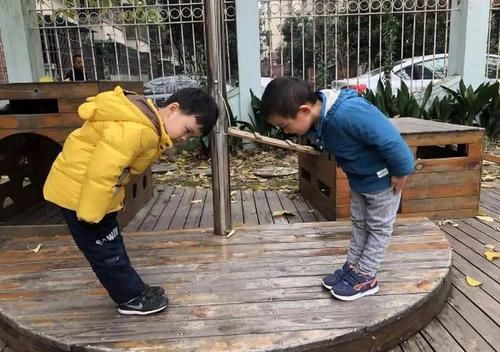 小男孩|小男孩暖心为妈妈'借出肩膀'惹众人称赞,穷养富养不如有教养