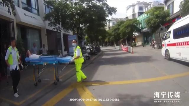  倒车|场面惊险！女子前一秒还在倒车，后一秒把自己卷进车底