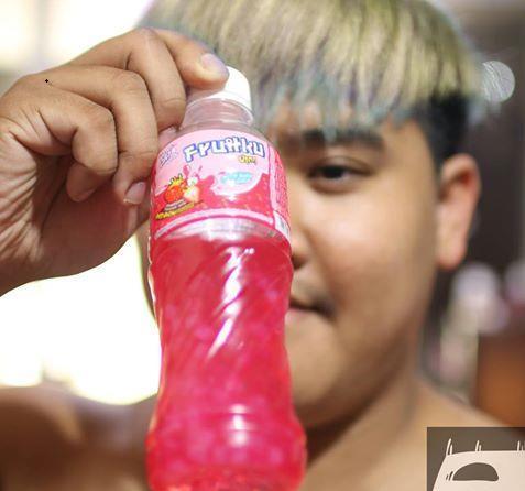 小哥|泰国小哥惊现“神级cos”,饮料变舌头,看到成品:“灵魂”鸭嘴兽?