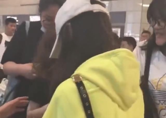  baby|Baby录制跑男手受伤，粉丝找她签名，她4字回应，网友：活该你红