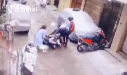  当街|印度两歹徒当街抢小孩 母亲飞身一把夺回4岁孩子