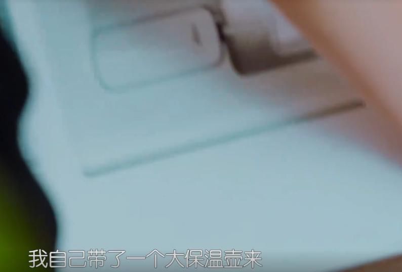  东西|赵丽颖去录《中餐厅》，看到她给大家带的礼物，不愧是结了婚的人