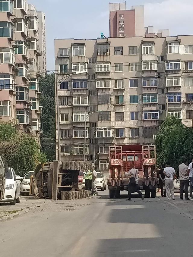  砸伤|险！抓钩机没“坐稳”滑下拖车砸伤轿车