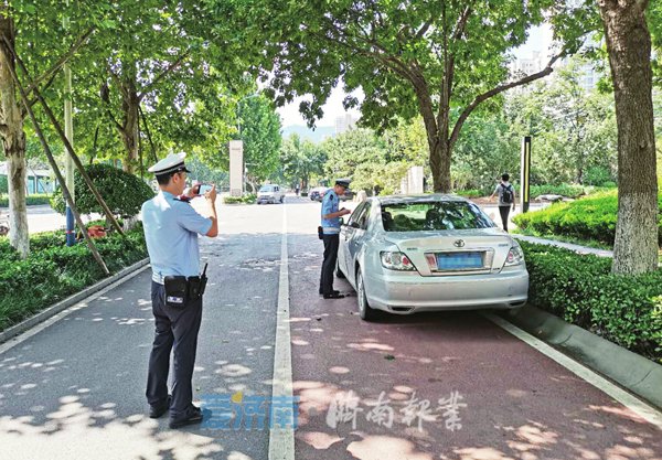 济南|不是所有路段都能“临时停车” 济南交警集中整治机动车违停行为