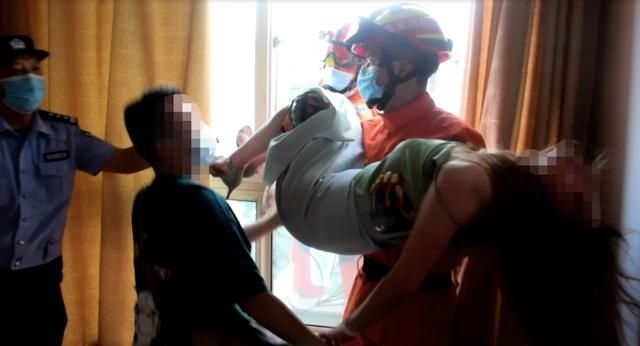  消防救援|5楼空调外挂机护栏里躺着一名女子，原因竟是……