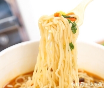 自带碗|白吃了10年的泡面,不知道桶面上的两个小机关,网友:长见识了