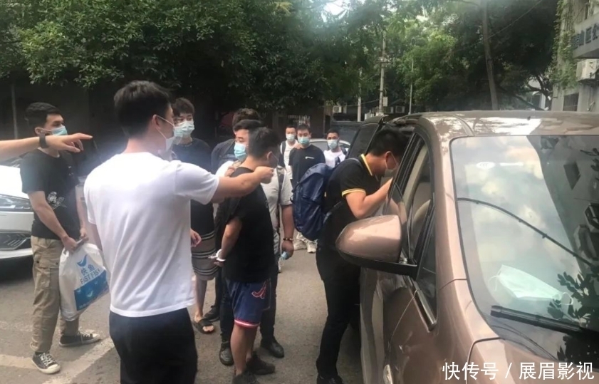  全家|95后小伙组织全家卖高仿鞋暴赚7千万，民警称被抓时订单每秒十几单……