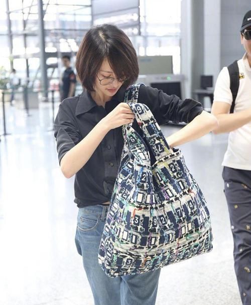  连衣裙|郑爽穿粉色连衣裙配白色长袜甜美温柔，手拿超大彩虹棒棒糖好俏皮