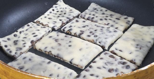  做法|红豆饼不一样的做法，外面根本买不到，简单又好吃，4分钟就出锅