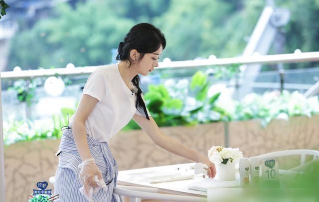  婚姻|赵丽颖上综艺又被骂，性格拧巴不尊重人，细节透露出她的婚姻状态