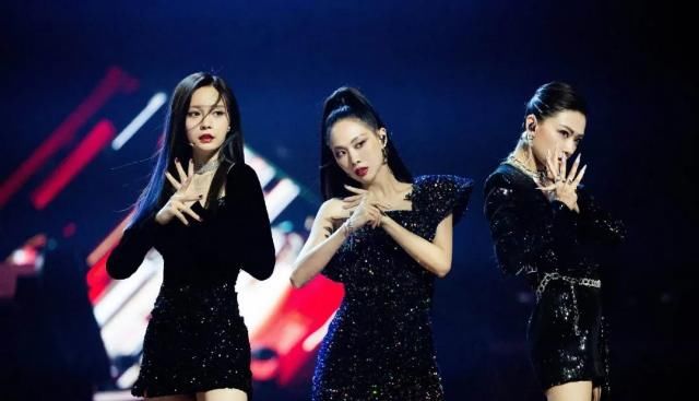 女团|出身女团就该吃亏?姐妹蹲过道里爆哭,但孟佳被淘汰不一定是坏事