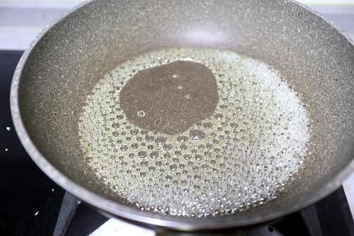  零食|自制焦糖爆米花，追剧听歌小零食，1把玉米豆爆出一大笼，焦脆脆